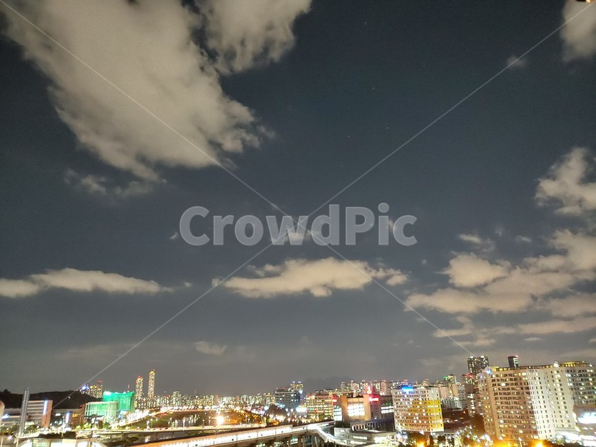 도시,야경,건물,도로,전등,가로등,불빛,밤,하늘,구름,밤하늘,night,nightwatch,road,sky,light,city,scenery,landscape,clouds,시티,어반