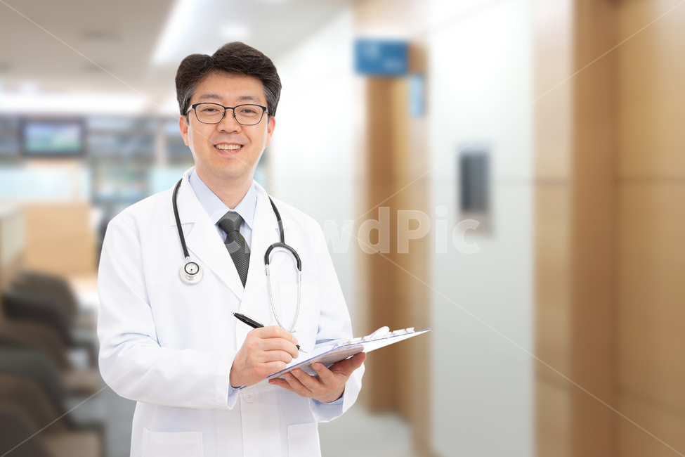 남자,의사,남성,중년,1인,상반신,차트,청진기,한국인,동양인,미소,밝은,표정,얼굴,전문직,의료,직업,건강,40대,흰배경,카피스페이스,웃음,서류철,정면,기록,의학,병원,진료,흰색,자신감,아시아인,믿음,50대,질병,보건,주치의,카피스페이스,전염병,위생,유니폼,웃는,일본인,중국인,아시아,내과,사람,인물,인간,human,person,남성,남자,man,male,의료,의학,병원,medical,hospital,clinic