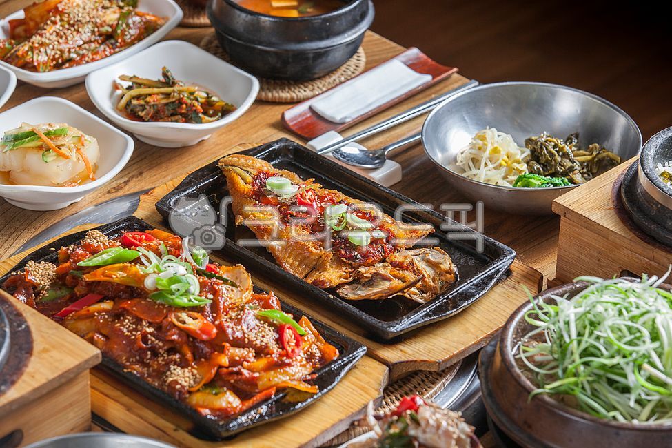 Herbs,Stirfried pork,Grilled pollack,green onion,Grilled Fish,food,meal,Seasoned grilled fish,Hanjeongsik,Korean food,Grilled dried pollack with seasoning,Dried pollack set meal,Dried pollack dish,Namul Bibimbap,Dried pollack,Acorn jelly