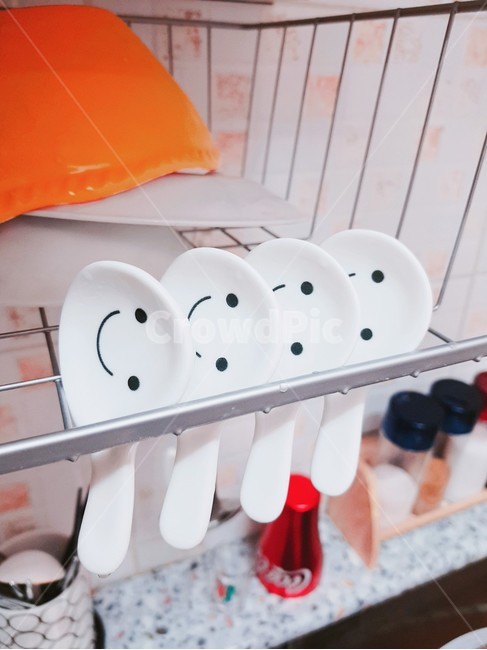 숟가락,숟가락받이,숟가락거치대,부엌,주방,웃음,미소,기분,표정,사물,물건,오브젝트,thing,object,matter