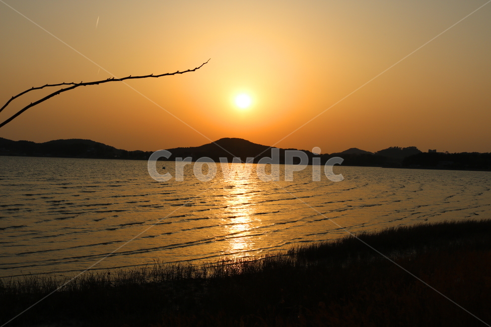 노을,태양,바다,석양,자연,풍경,햇빛,바닷가,물,자연,풍경,nature,landscape,실루엣,그림자,silhouette,shadow,sunlight,outdoors,옥외,sunset,일몰,red sky,붉은 하늘,sky,하늘,dusk,황혼,dawn,새벽