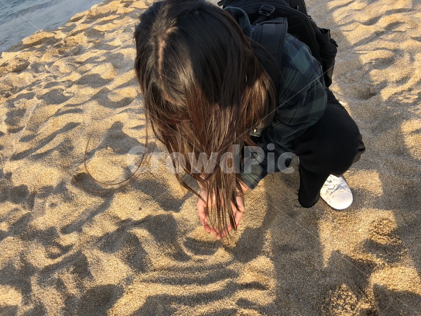 바다,백사장,모래,손,여자,앉은모습,긴머리,앞모습,여행,컨셉,스냅