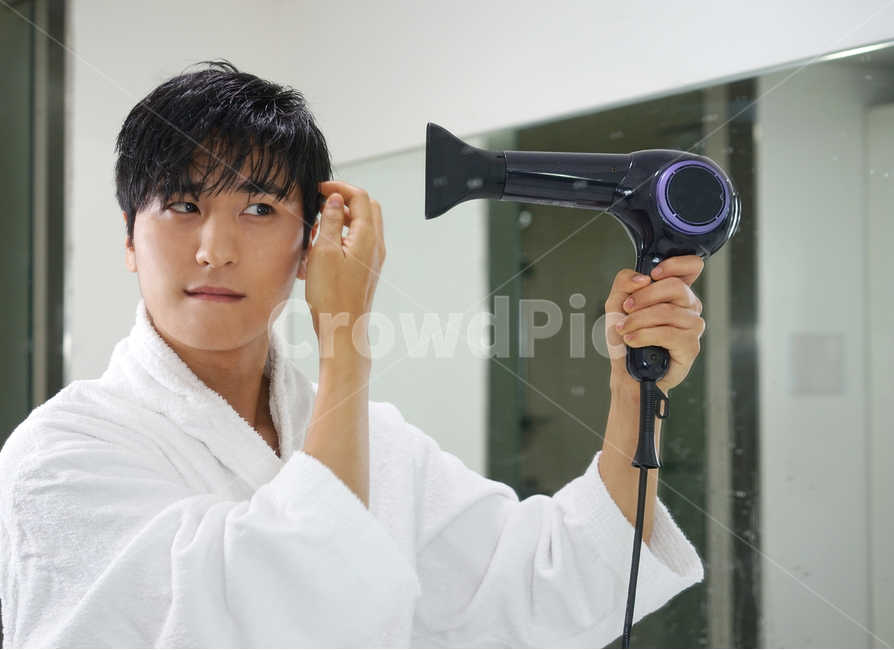 남성,남자,드라이기,드라이,헤어드라이기,헤어,뷰티,욕실,화장실,거울,hair,샤워,목욕,사람,인물,인간,human,person,남성,남자,man,male,뷰티,미용,beauty treatment