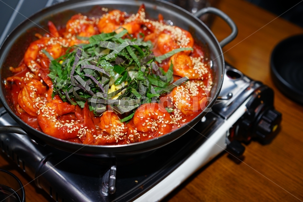 새우,닭발,양념,매콤,한식,음식,먹방,푸드,안주,안줏거리,술자리,술안주,소주안주,식감,쉬림프,퓨전,메뉴,맛집,쌈,깻잎,냄비,음식,식재료,요리,food,cook,meal,dishes,food reserves
