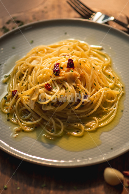 알리오올리오,알리오올리오,갈릭스파게티,갈릭파스타,오일파스타,오일스파게티,스파게티,파스타,나무도마,나무테이블,pasta,올리브오일,페페론치노,마늘,음식,식재료,요리,food,cook,meal,dishes,food reserves,면류,면요리,noodles,양식,서양음식,서양요리,western food,western dishes,western meal,western cook,감성,sensible,feeling