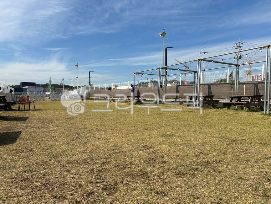 평지,드넓은카페,잔디밭,공사장뷰,아파트개발뷰,잔디밭과푸른하늘