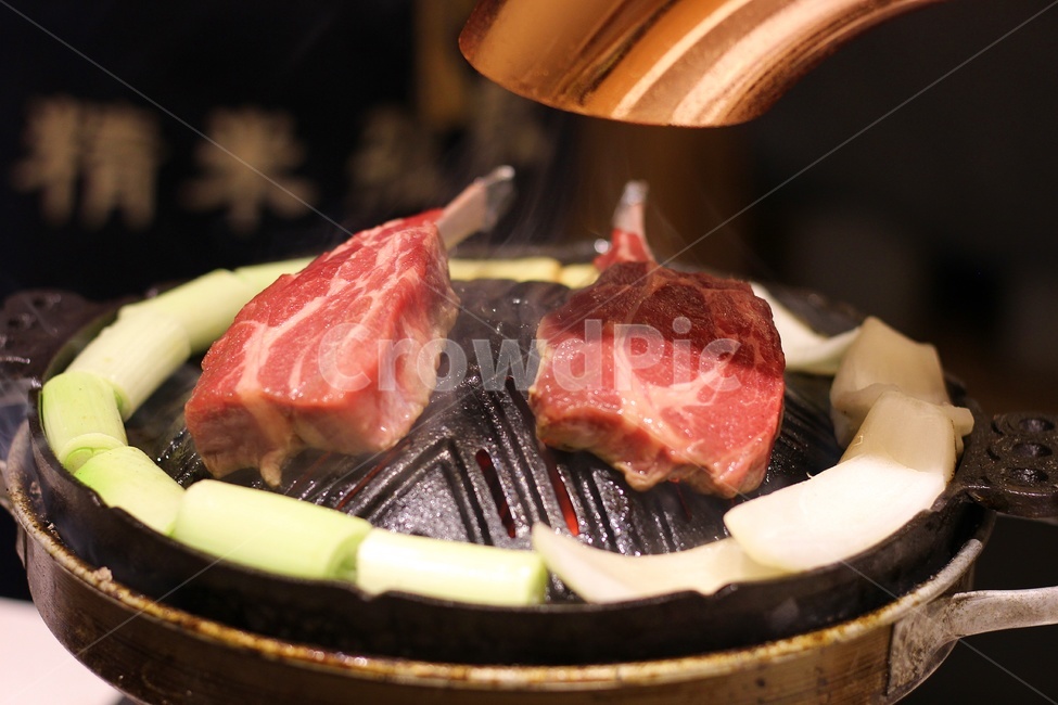 Lamb ribs,onion,meat,lamb,green onion