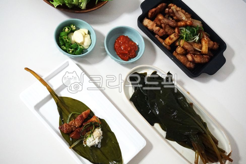 명이나물,삼겹살,고기,돼지고기,한식,삼겹구이,돼지고기구이,산나물,산마늘,명이나물장아찌,dish,반찬,상차림,자연산명이나물,울릉도명이나물,쌈장,명이나물고기쌈,고기쌈,상추쌈,쌈채소,고기반찬,삼겹살구이,food,음식,요리