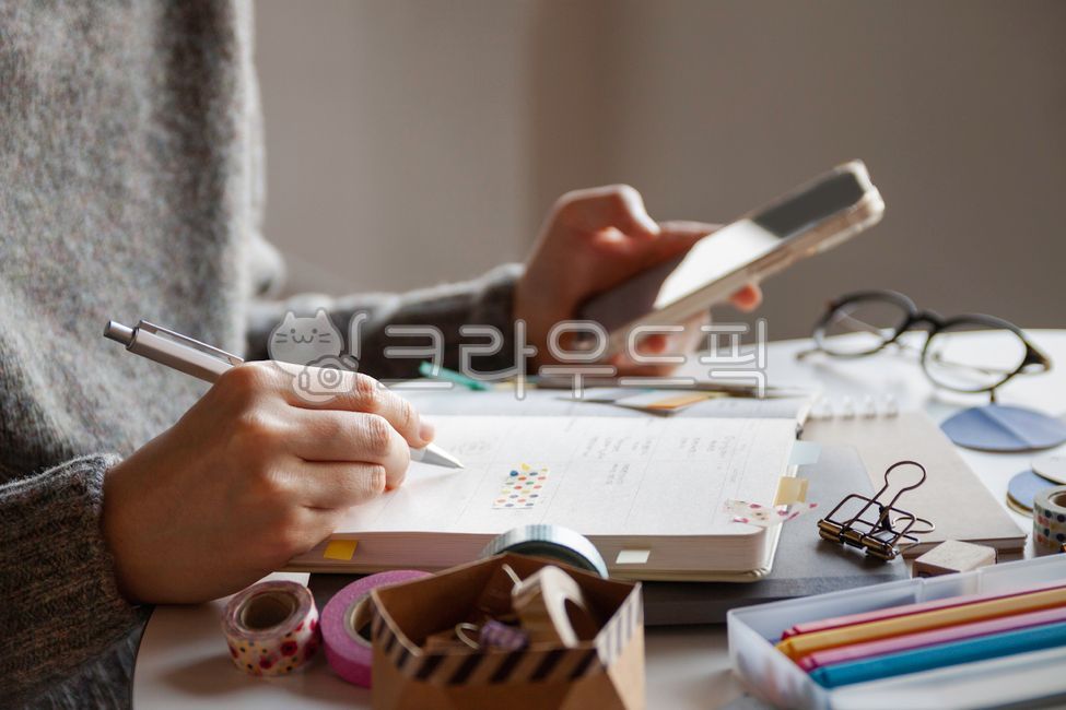 note,Decorating a diary,inside,paper,diy,record,pen,female,plan,table,hand,close up,Phrases,business,work,take notes,lifestyle,diary,schedule,cafe,Leisure,person,Expand,Schedule management
