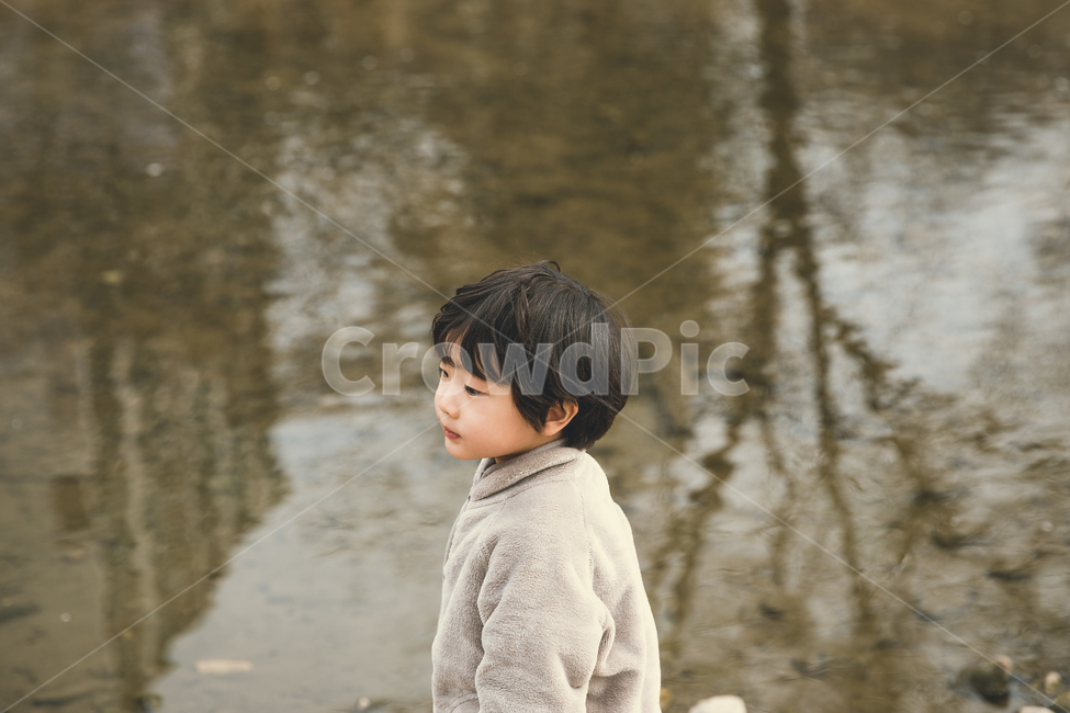 아이,아이옆모습,연못,강,남자아이,감성,스웨터,옆모습,아들,아기,사람,인물,인간,human,person,어린이,어린아이,child,children,kid
