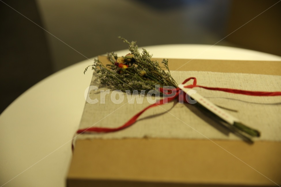 선물,말린꽃,선물포장,빈티지,꽃한송이,빨간리본,리본,선물상자,present,gift,give