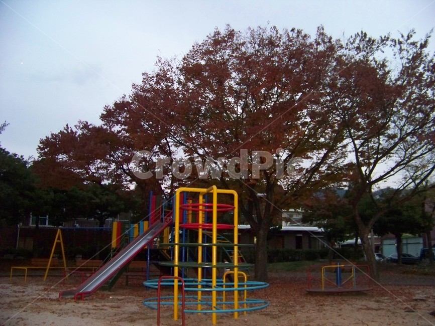 학교,놀이터,미끄럼틀,가을,단풍,나무,갈색잎,놀이시설,철골구조,공원,야외,모래,노스탤지어,어린시절,동심,추억,학교운동장,공공장소,한적함,평온,가을분위기,계절감,낙엽,쓸쓸함,오후,유년기,놀이기구,형형색색,어린이공간,사진소재,분위기,스냅샷,정취,색감,늦가을,나들이,도시풍경,감성,보케,놀이공원,놀이동산,놀이터,amusement park,playground
