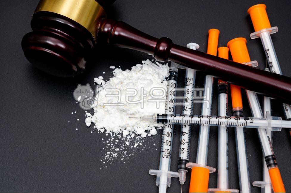 마약중독,마약범죄,마약,헤로인,코카인,중독,주사기,가루,범죄,클로즈업,파우더,환각,어두운,아편,흰색,문제,불법,개념,법봉,재판,법,망치,의사봉,판결