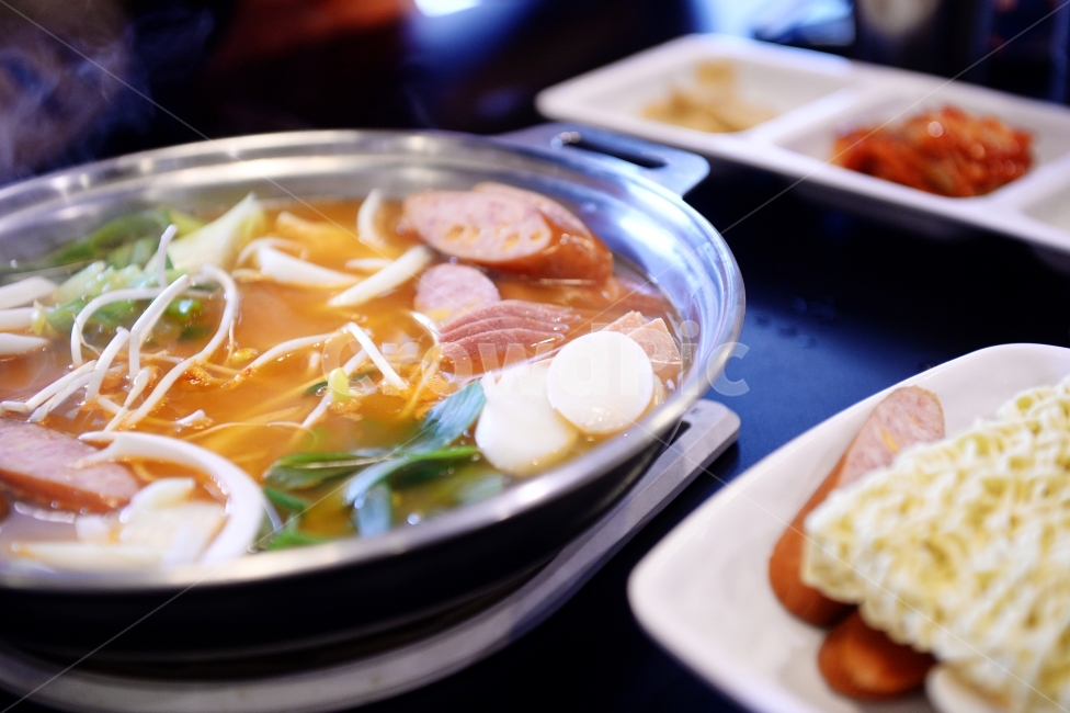 부대찌개,밥,부대찌게,음식,우동,버섯,라면,햄,소시지,쏘세지,콩나물,파,떡,스팸,식당,음식점,식사,메뉴,찌개,식재료,요리,한식,한국음식,한국요리,mushroom,ham,sausage,SPAM,food,cook,meal,dishes,koreanfood,koreandishes,음식,식재료,요리,food,cook,meal,dishes,food reserves,한식,한국음식,한국요리,korean food,korean dishes,korean meal,korean cook