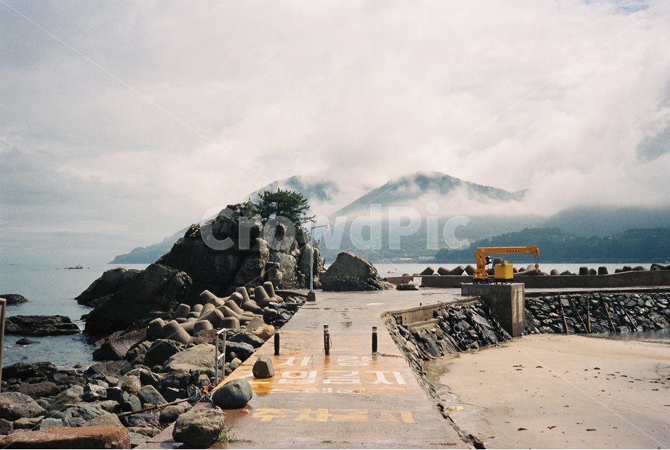 안개,남해,방파제,필름,감성사진,우울,바다,산,구름,바닷길,두곡해수욕장,cloud,film,namhae,mountain,sea,fog