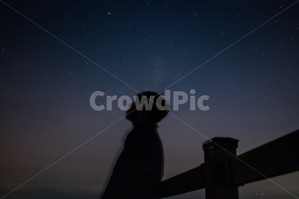 nature,자연,outdoors,옥외,space,astronomy,천문학,starrysky,별이빛나는하늘,universe,우주,night,밤,outerspace,대기권밖,star,별,사람,인물,인간,human,person,인물실루엣,사람실루엣,character silhouette,human silhouette