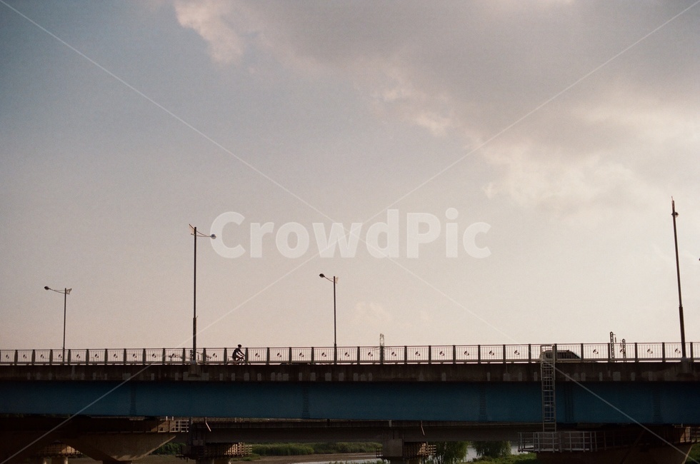 road,도로,freeway,고속도로,다리,bridge,빛,그림자,오후,가로등,자전거,구름