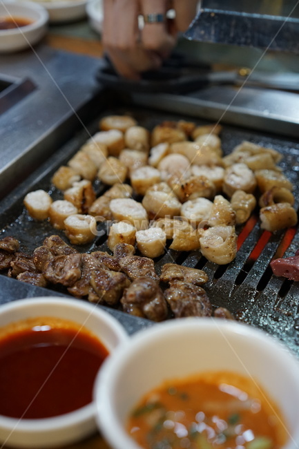 고깃집,불판,막창,곱창,내장,육류,한국음식,돼지막창,돼지곱창,음식,식재료,요리,food,cook,meal,dishes,food reserves,육류,고기,meat,한식,한국음식,한국요리,korean food,korean dishes,korean meal,korean cook