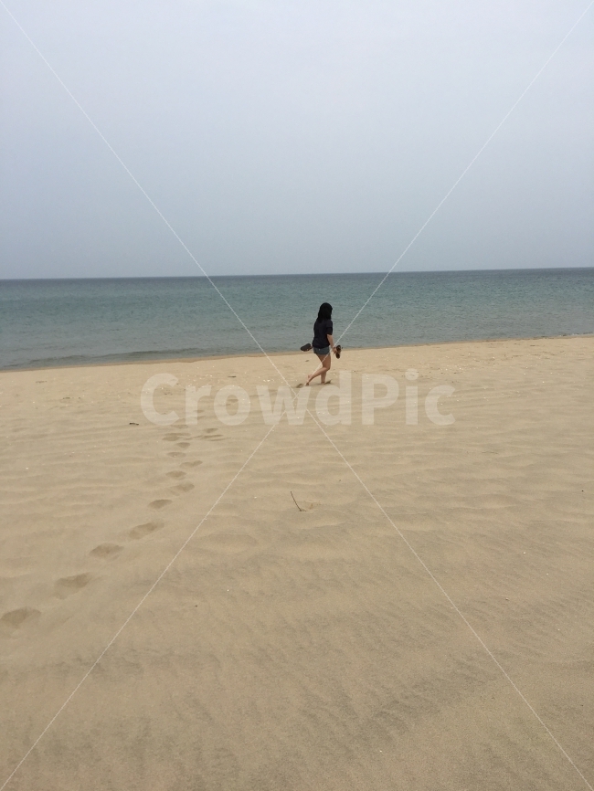 해변,일상,바다,휴가,휴식,여유,모래사장,바닷가,여자,자연,풍경,nature,landscape,해변,바다,beach,sea,사람,인물,인간,human,person,여성,여자,woman,female,lady,shorts,반바지