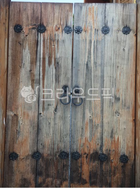 hardwood,Korean traditional gate,Hanok main gate,door,inside,traditional door,Joseon Dynasty Gate,doorknob,interior,interior design,Hanok,indoors,interiordesign,wood,old door,wooden door,traditional house