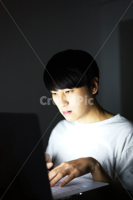 중독,인터넷중독,컴퓨터중독,게임중독,남자,게임,게이머,밤샘,addiction,gamer,game,computer,man,사람,인물,인간,human,person,얼굴표정,facial expression,face,남성,남자,man,male,정보통신기술,전자기기,전자제품,it,information,technology,electronic equipment
