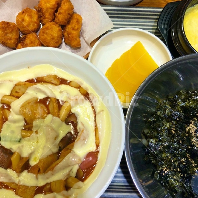 떡볶이,매운떡볶이,치킨,계란찜,주먹밥,단무지,계란,치즈떡볶이,치즈,떡,오뎅,중국당면,소세지,후라이드치킨,김,음식,점심,food,egg,chicken,밥
