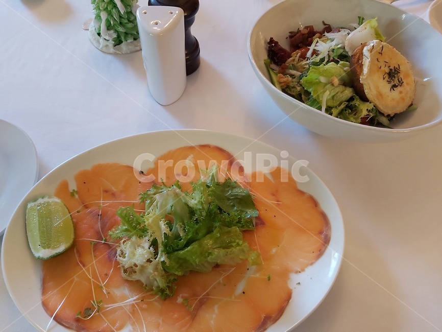 음식,식사,요리,food,dish,meal,프랑스식,프렌치,프렌취,french,연어샐러드,연어,샐러드,치즈,cheese,salmon,salad,white,흰색,흰접시,흰테이블,식탁보,음식,식재료,요리,food,cook,meal,dishes,food reserves