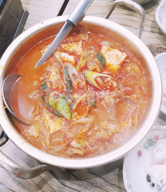 김치찌개,돼지고기김치찌개,국물,국자,냄비,음식,food,음식,식재료,요리,food,cook,meal,dishes,food reserves,한식,한국음식,한국요리,korean food,korean dishes,korean meal,korean cook