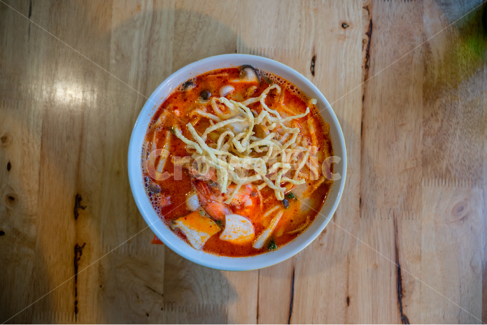 똠양꿍,태국음식,누들,국수,새우,매콤한,맛있는,새콤한,토마토,요리,레스토랑,나무,테이블,국물,태국전통음식,food,thailandfood,음식,식재료,요리,food,cook,meal,dishes,food reserves,면류,면요리,noodles