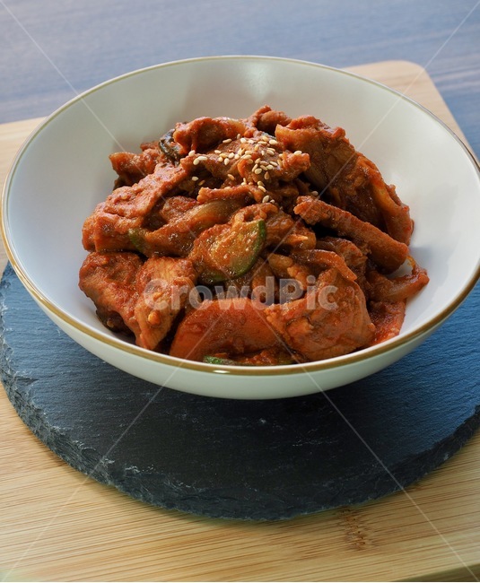 제욱볶음,제육고추장볶음,제육,식품및음료,한국음식,한국문화,동아시아문화,음식과음료산업,건강한식생활,웰빙,문화,산업,아시아,대한민국,접시,스튜디오촬영,손수만든,다이어트,전통,한국,젓가락,돼지고기,돼지고기구이,돼지고기바비큐,채소,음식,볶음,아시아음식,요리,나물,반찬,전통음식,돼지고기고추장볶음,점심식사,매운,매운요리,점심,음식,식재료,요리,food,cook,meal,dishes,food reserves,육류,고기,meat,한식,한국음식,한국요리,korean food,korean dishes,korean meal,korean cook