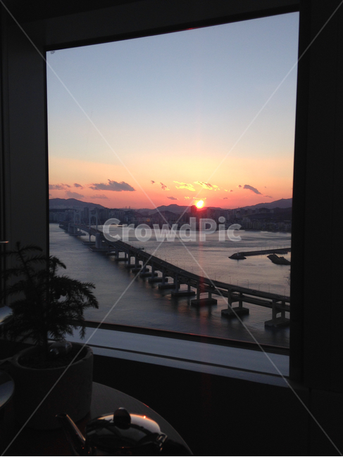 광안대교,석양,카페,바닷가,바다,부산,노을,도시,풍경,city,landscape,한국도시풍경,한국도시경관,korea cityscape,sky,하늘,red sky,붉은 하늘,sunset,일몰,outdoors,옥외,dawn,새벽,nature,자연,dusk,황혼