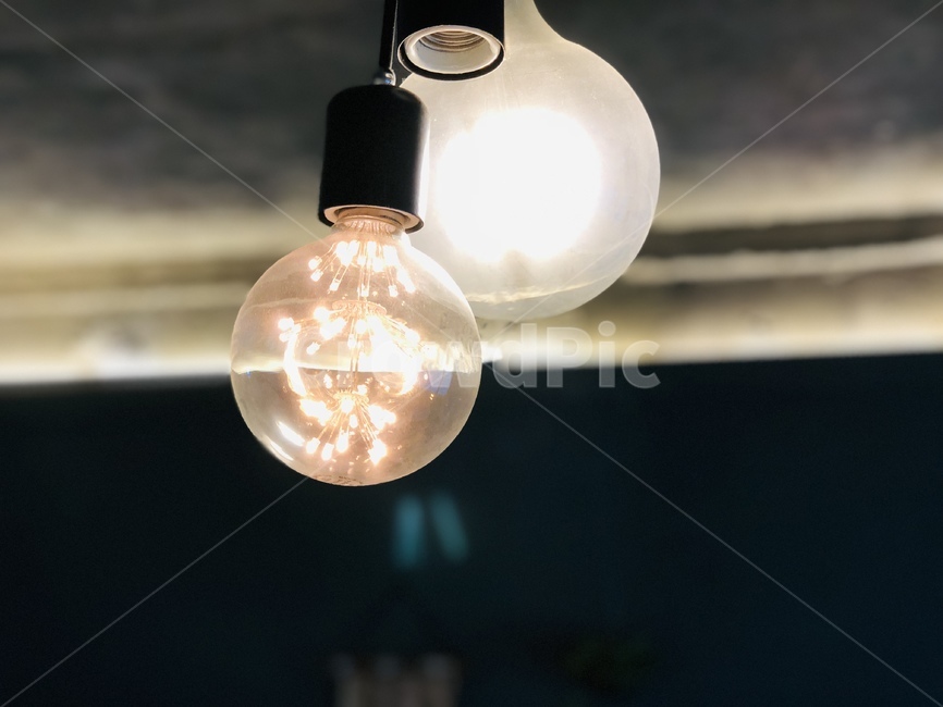 전구,빛,전등,천장,카페,분위기,고요함,따듯함,bulb,light,lamp,caffe,quiet,warm,사물,물건,오브젝트,thing,object,matter