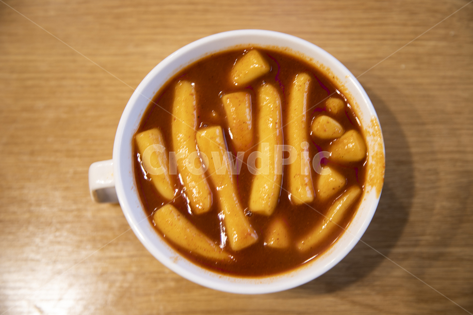 떡볶이,떡,그릇,손잡이,탁자,식탁,음식,국물,고추장,고춧가루,먹거리,군것질,맛있는,요리,식품,식사,분식,간식,떡살,국물떡볶이,매콤한,매운,맛,매운맛,오브젝트,음식,식재료,요리,food,cook,meal,dishes,food reserves,한식,한국음식,한국요리,korean food,korean dishes,korean meal,korean cook