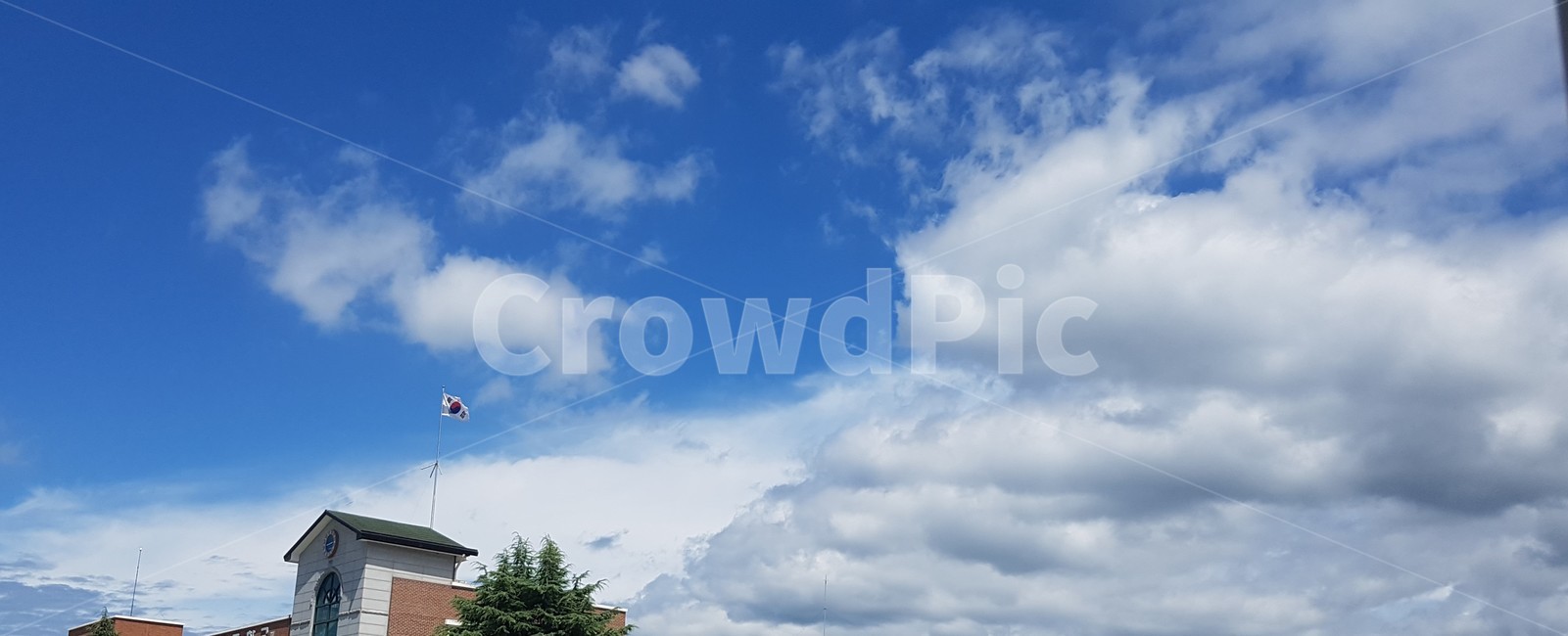 풍경,azuresky,푸른하늘,sky,light,빛,flare,플레어,날씨,weather,nature,자연,outdoors,옥외,푸른,파란,블루,blue,cloud,구름,학교,shcool,flag,깃발,상징,symbol,하늘