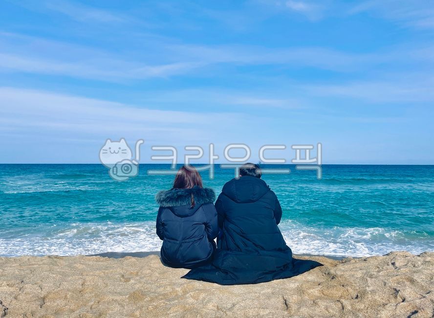 커플,뒷모습,커플뒷모습,겨울바다,감성사진,앉아있는,여자뒷모습,남자뒷모습,couple,자연,nature,옥외,outdoors,수평선,horizon,하늘,sky,성인,adult,사람,person,여성,female,woman,남성,남자,여자,부부,연인,패딩,겨울,바다,sea,파도,강원도,강릉,감성적인,해변,beach,해안