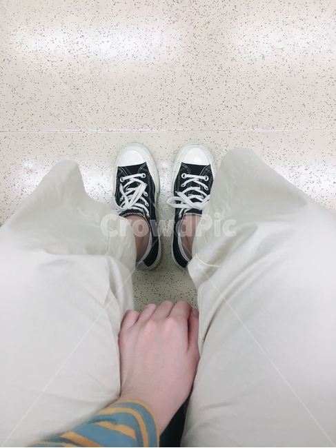 다리,손,신발,내려다보는시선,앉은자세,hand,shoes