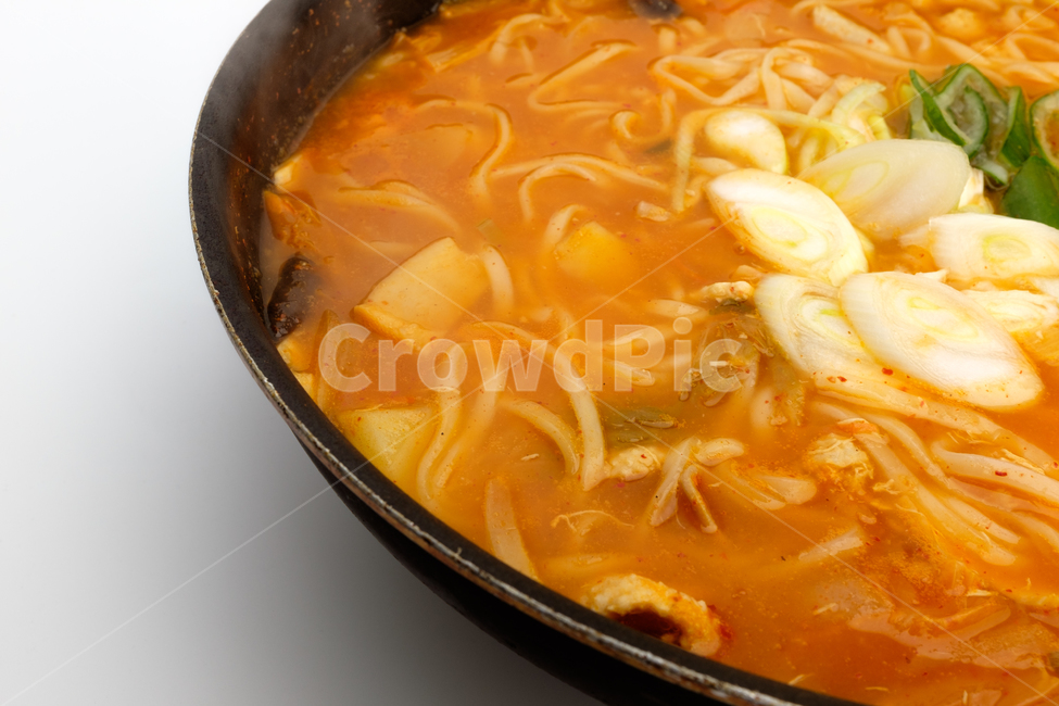 국수,칼국수,면,김치,파,밀가루,버섯,감자,음식,식사,식재료,음식재료,요리,식품,고추가루,매콤한,담백한,고소한,느끼한,맛있는,밀가루반죽,쫄깃한,부드러운,국물,두꺼운면
