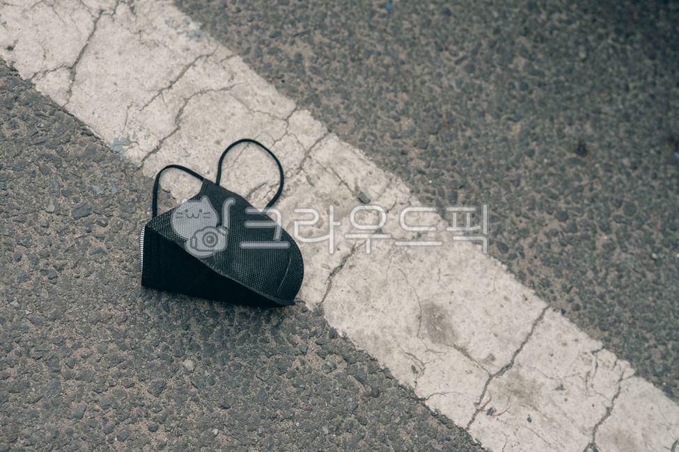 아스팔트,페인트,갈라짐,마스크,질병,쓰레기,흰선,고무줄,검은색,패션,새부리형,asphalt