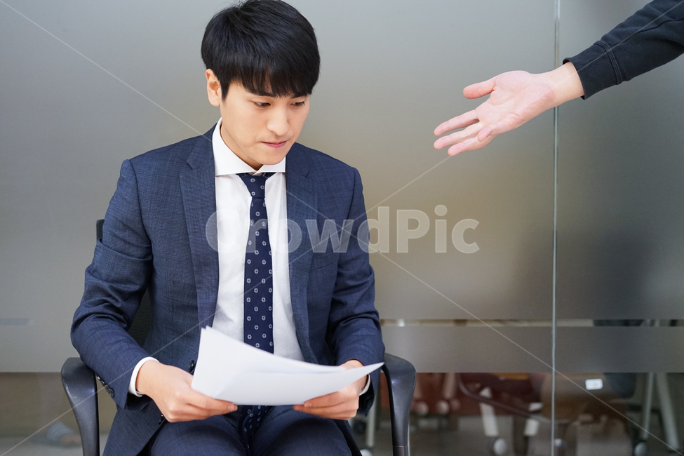 남자,남성,비즈니스,신입사원,직장인,회사원,사무실,서류,업무,스트레스,양복,정장,work,사회생활,직장생활,지시,꾸지람,꾸중,구박,혼남,사람,인물,인간,human,person,손,제스처,표시,손짓,표현,gesture,hand,sign,expression,남성,남자,man,male,산업,industry,industrial,비즈니스,사업,business,service,work