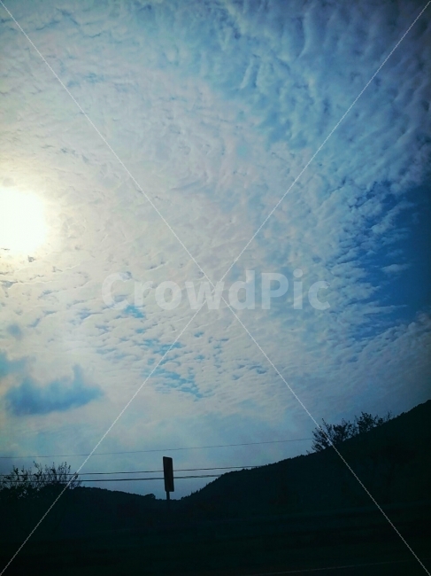 하늘,구름,해,밝음,표지판,전깃줄,Sun,Sky,Tree,Cloud,파랑,하양,맑음,나무,도로,찻길,햇빛,자연,풍경,nature,landscape,outdoors,옥외,weather,날씨,sky