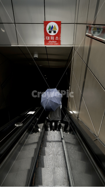 subway,exit,enterance,umbrella,지하철,우산,도시풍경
