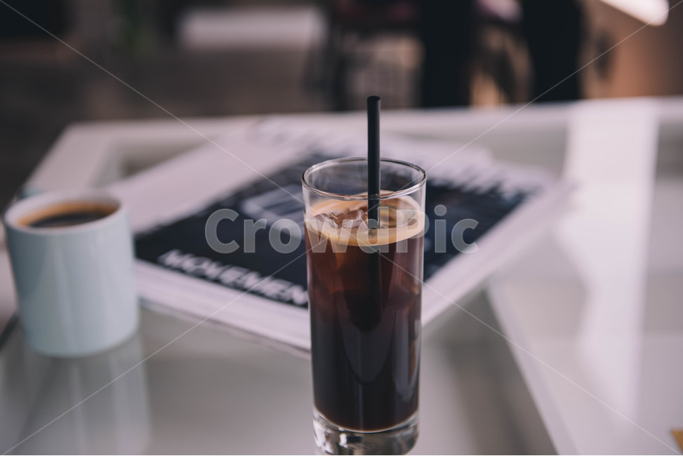 카페,coffee,유리컵,유리병,머그컵,머그잔,mug,mugcup,cup,잡지,책자,테이블,유리,실내,사색,여유,healing,힐링,아메리카노,휴식