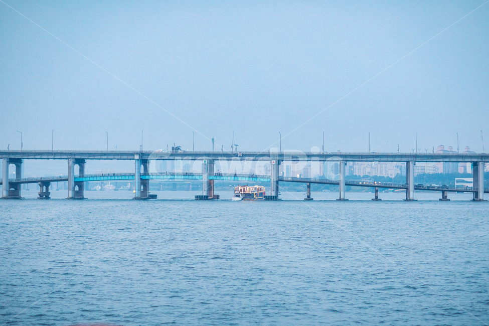 한강,여의나루,배,유람선,풍경,도시,풍경,city,landscape,건축물,건물외관,exterior,building,structure,architecture,construction,water,물,waterfront,워터 프론트,port,포트,pier,교각