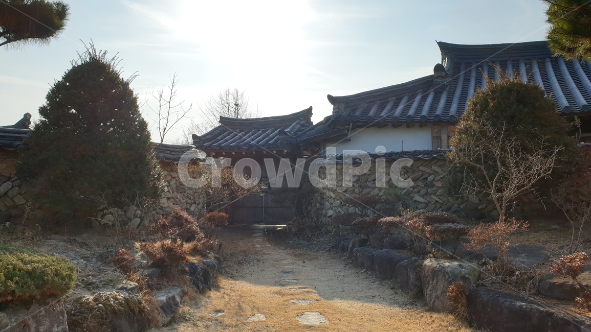 고택,기와,옛날집,기와집,돌담,자연,겨울,돌담집,한옥집,한옥,지붕,roof,한국전통,한국문화,korean traditional,korean culture,건축물,건물외관,exterior,building,structure,architecture,construction