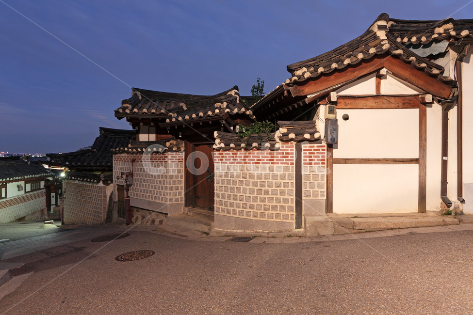 한옥,집,주택,주택가,기와집,기와,길,거리,길거리,도로,골목,골목길,담,담장,돌담,고풍,고풍스런,전통,한국전통,한옥마을,북촌한옥마을,서울,도시,건축,건축물,전통건축,전통건축물,벽,외관,익스테리어,민속,바닥,공간,배경,백그라운드,불빛,저녁,밤,야경,한국,한국전통,한국문화,korean traditional,korean culture,건축물,건물외관,exterior,building,structure,architecture,construction