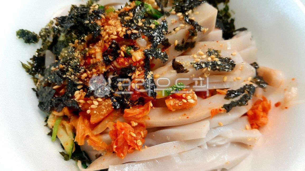 메밀묵,묵밥,김치,김가루,양념장,호박나물,호박,채썰기,음식,포장,스티로폼그릇,일회용그릇,식재료,한국음식,한국전통