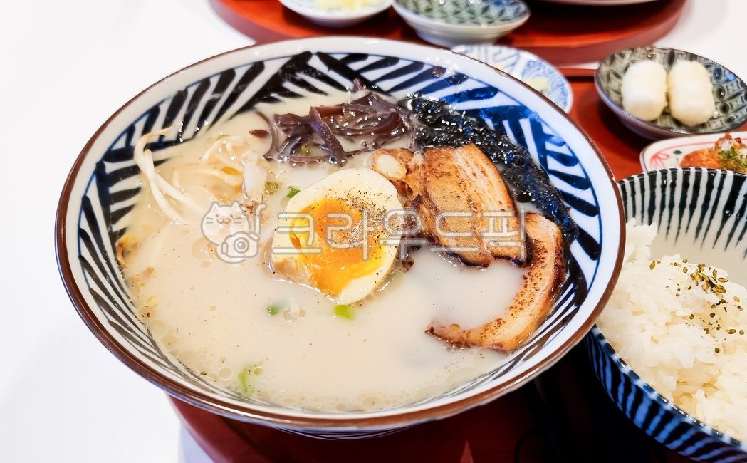 tonkotsu ramen,egg,Japanese food,noodles,broth,soup dish,noodle,plate,pork,bowl,food,meal,ramen,dish