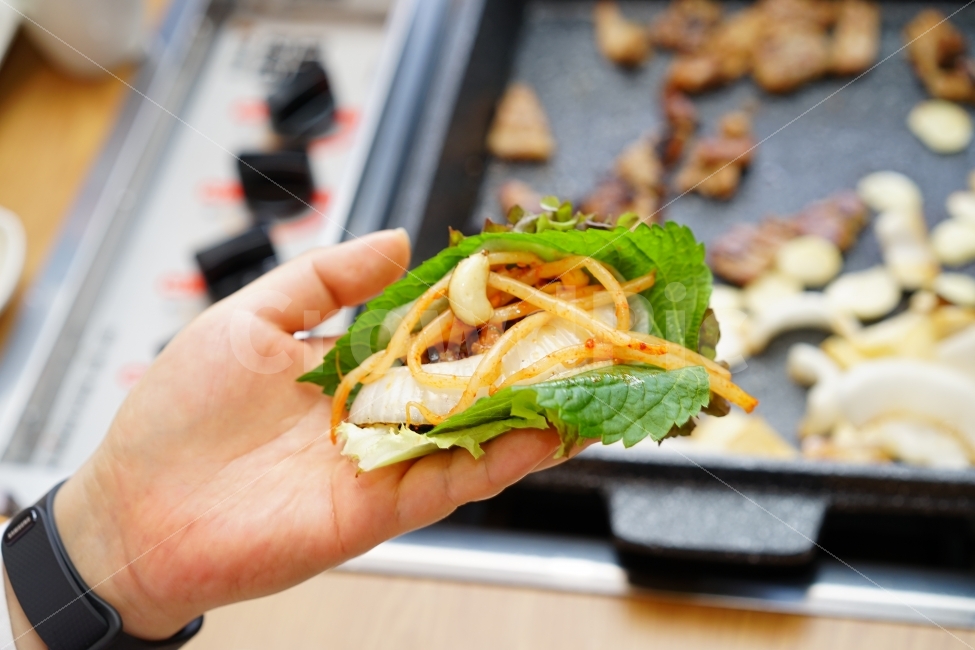 쌈,먹방,깻잎,야채,고기,푸짐,식사,푸드,모임,만남,목살,삼겹살,돼지,행복,food,손,사람,인물,인간,human,person,신체일부,몸,body,음식,식재료,요리,food,cook,meal,dishes,food reserves,육류,고기,meat,채소,야채,vegetables,한식,한국음식,한국요리,korean food,korean dishes,korean meal,korean cook