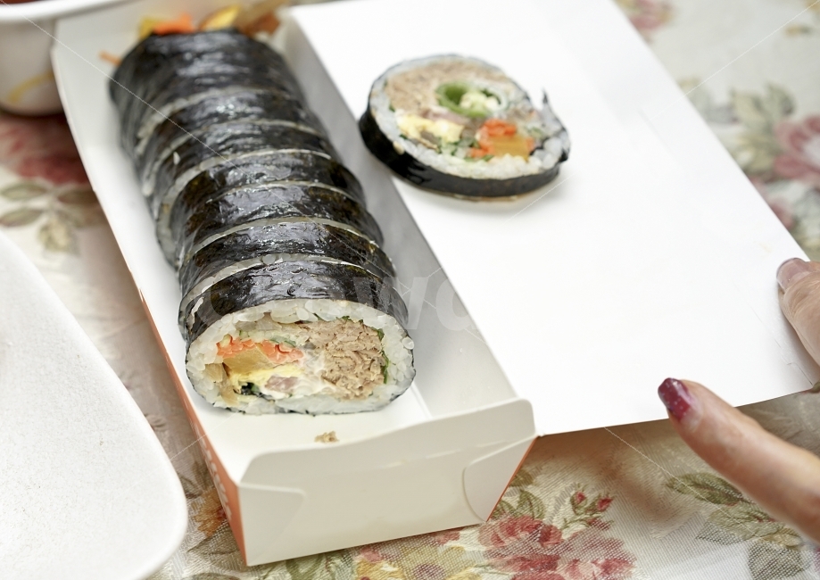 	김밥,간식,식사,음식,분식,먹방,푸드,저녁,참치,냠냠,식탁,김,메뉴,음식,식재료,요리,food,cook,meal,dishes,food reserves,한식,한국음식,한국요리,korean food,korean dishes,korean meal,korean cook