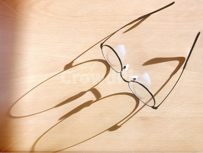accessory,부속물,glasses,안경,책상,desk,갈색,brown,햇빛,sunshine,그림자,shadow,silhoutte,실루엣,사물,물건,오브젝트,thing,object,matter